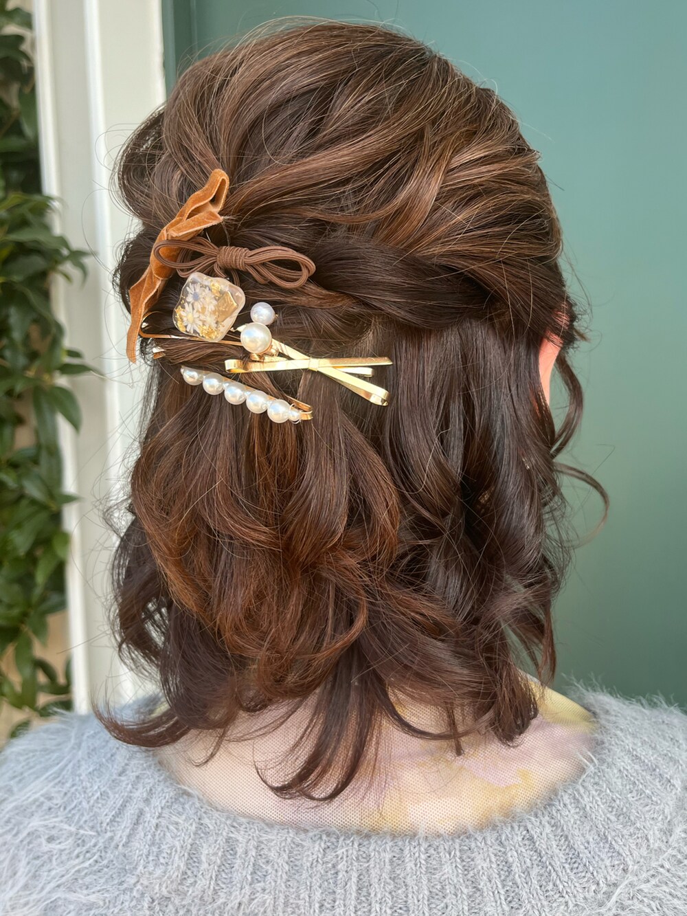 ホワイト系のショルダーバッグ、ホワイト系のスカート、グレー系のカーディガン/ボレロを着用したレディースの冬コーディネートの4枚目の写真