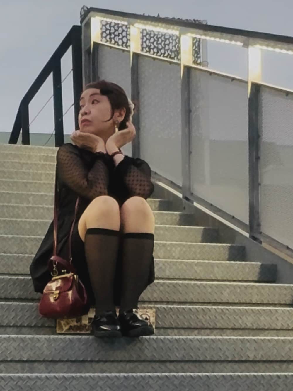ブラック系のその他パンツ、ブラック系のローファー、ブラック系のキャミソールを着用したレディースの秋コーディネートの2枚目の写真