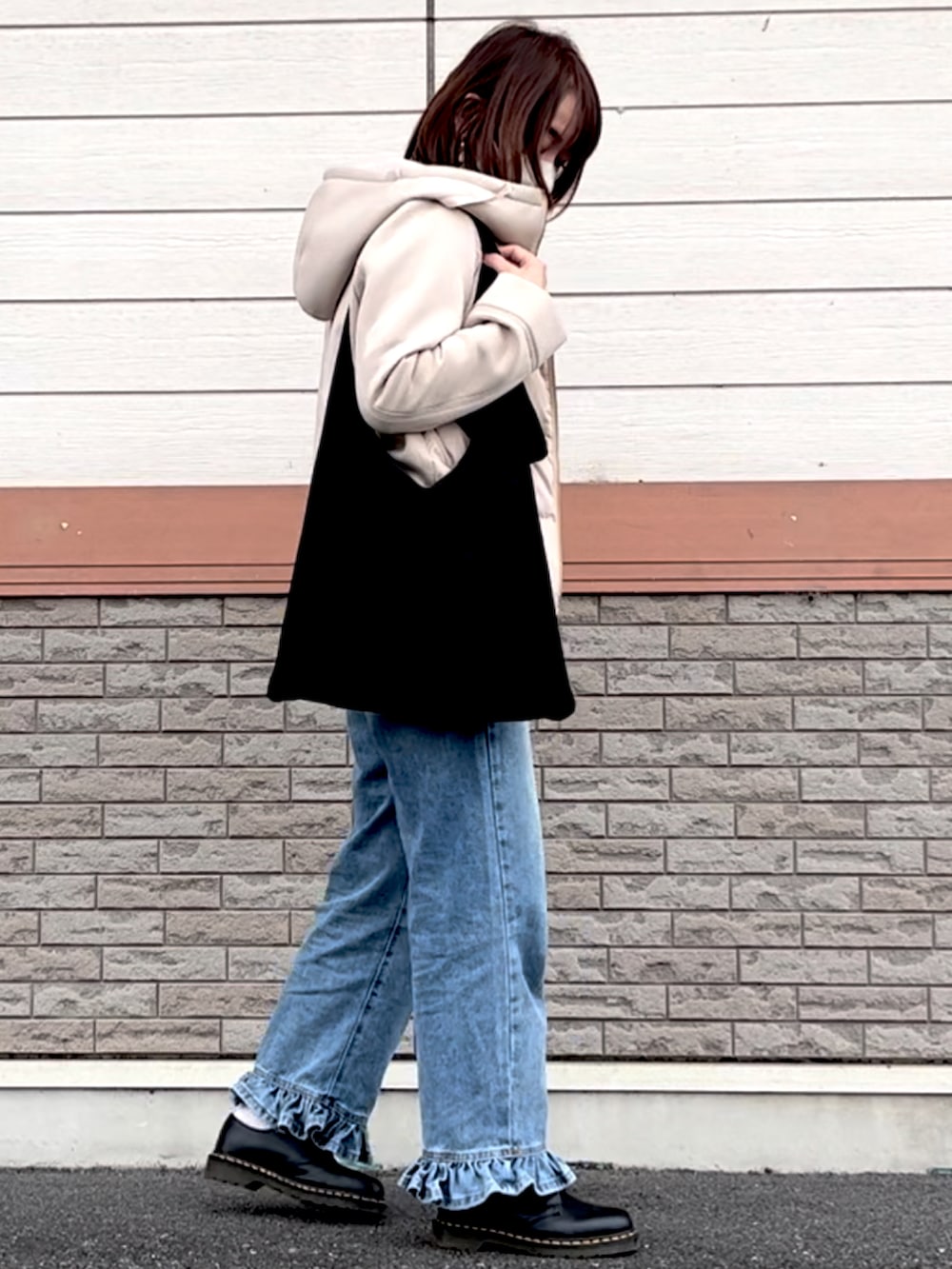 ホワイト系のその他トップス、ブルー系のデニムパンツ、ブラック系のドレスシューズを着用したレディースの秋コーディネートの3枚目の写真