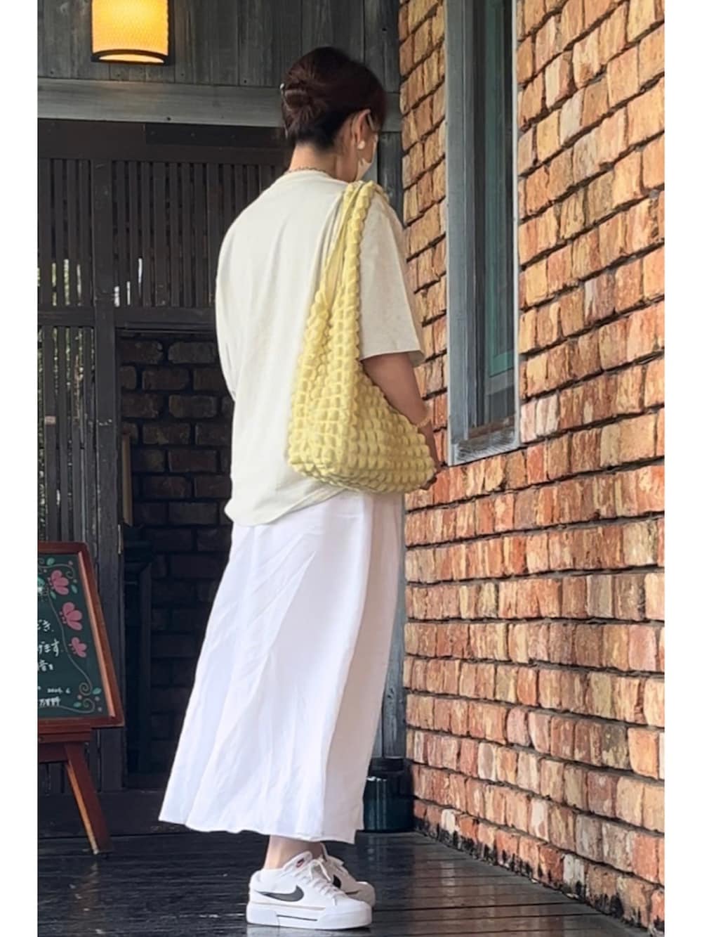 ホワイト系のスニーカー、その他のスカート、ホワイト系のTシャツ/カットソーを着用したレディースの夏コーディネートの2枚目の写真