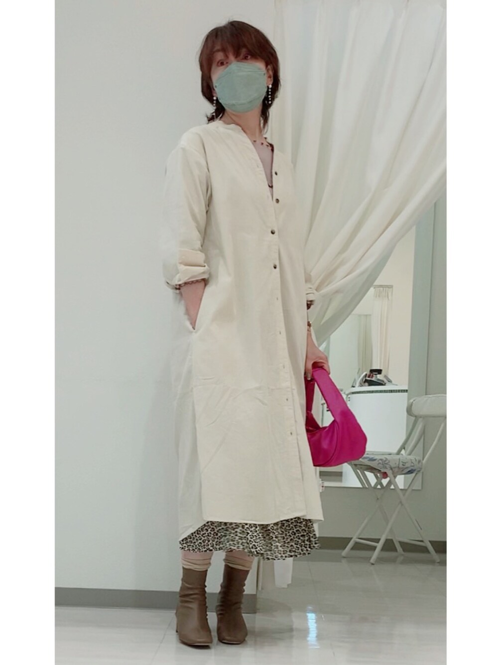 ホワイト系のワンピース、ブラウン系のブーツ、ピンク系のハンドバッグを着用したレディースの秋コーディネートの2枚目の写真