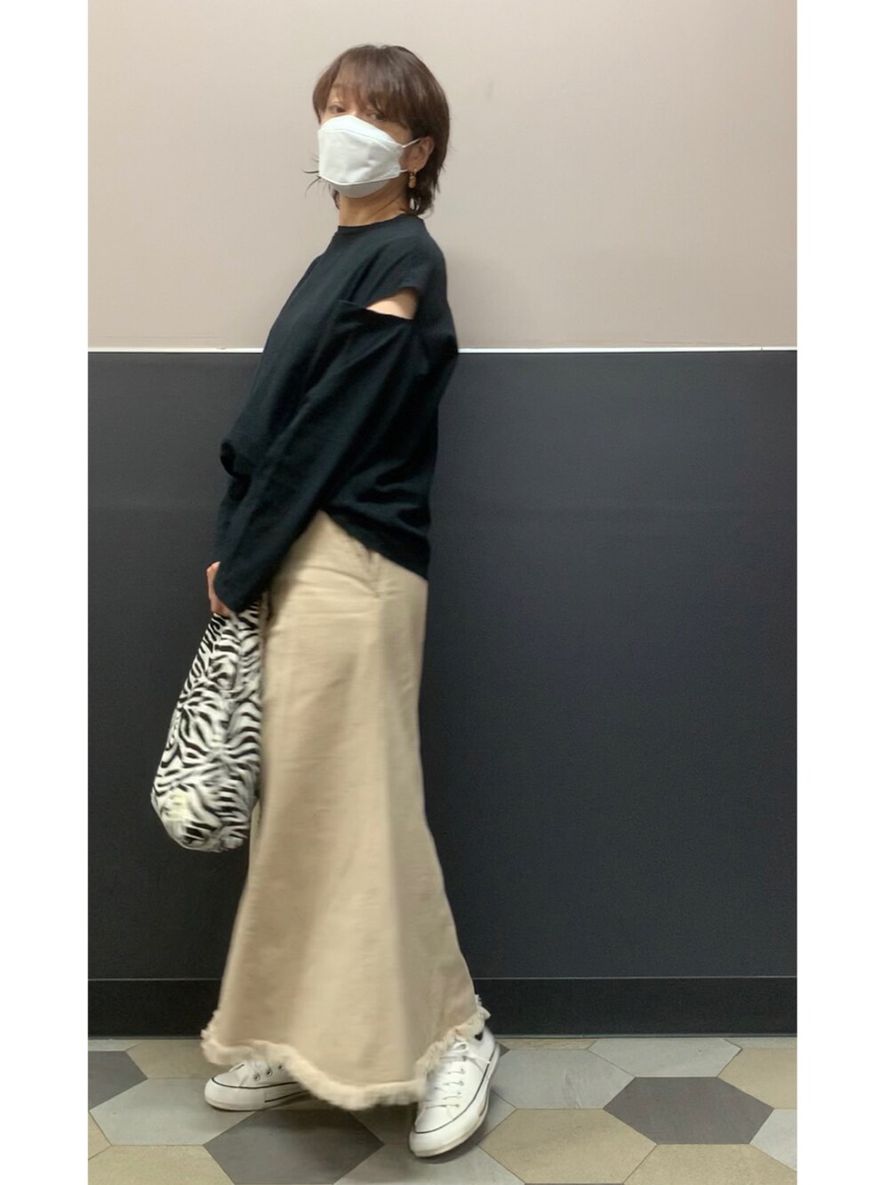 「秋ルック紹介するよ、プチプラコーデ、大人カジュアル、コンバース、休日スタイル、大人女子、アダルトおカワたん部、アラカン、ゼブラ柄、カットアウト」｜「GRLのアイテム（Tシャツ/カットソー、ブラック系）」を使った、hito さん（レディース・164cm）の秋コーディネートの2枚目の写真