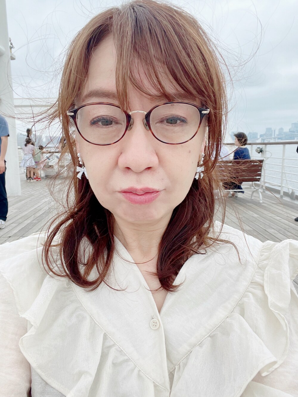 ホワイト系のシャツ/ブラウス、その他のスカート、ブラック系のサンダルを着用したレディースの夏コーディネートの3枚目の写真