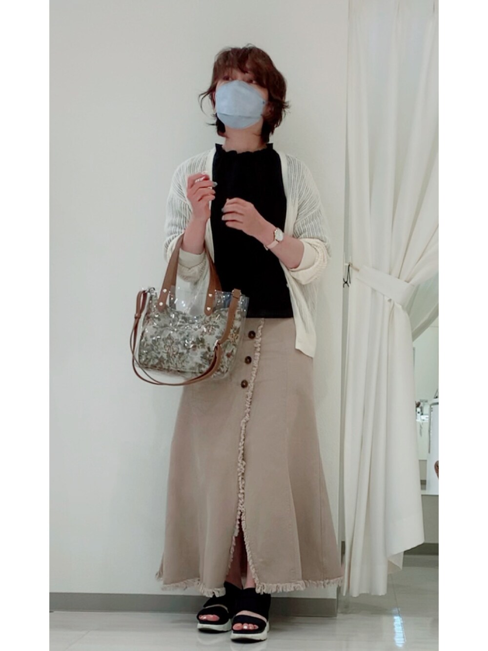 ベージュ系のデニムスカート、ブラック系のシャツ/ブラウス、その他のトートバッグを着用したレディースの夏コーディネートの3枚目の写真