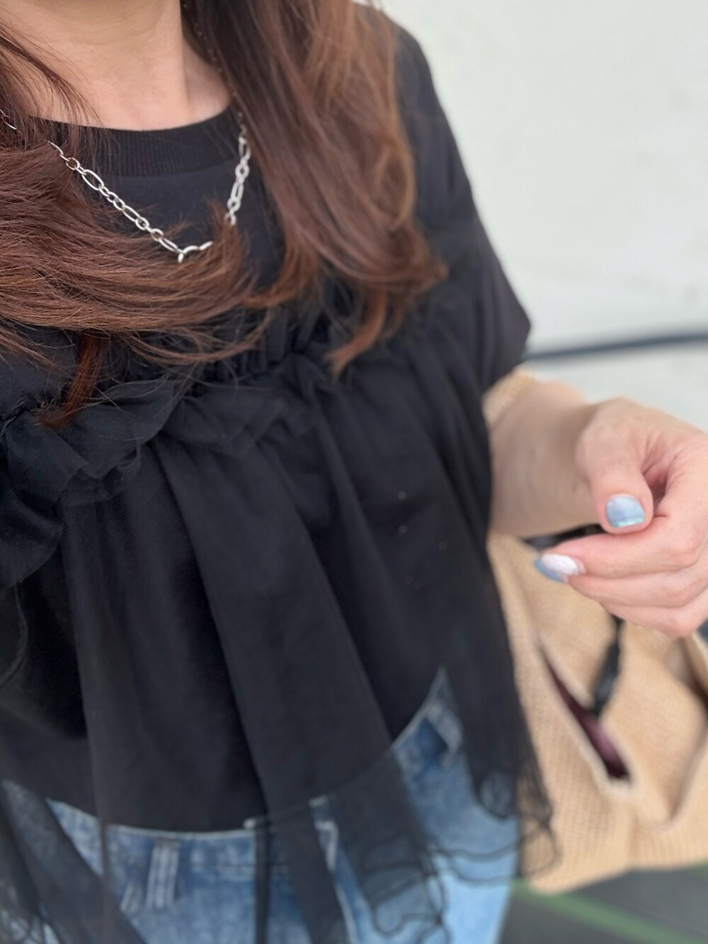 ブラック系のシャツ/ブラウス、ブルー系のデニムパンツ、ブラウン系のトートバッグを着用したレディースの春コーディネートの3枚目の写真