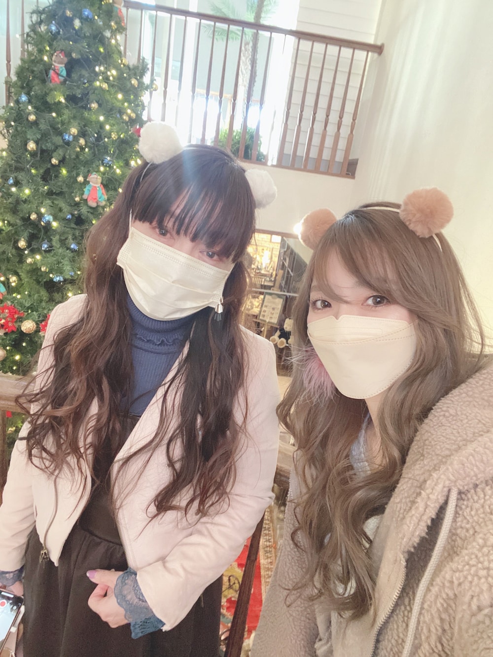 ブラウン系のワンピース/ドレス、ブルー系のニット/セーター、ピンク系のライダースジャケットを着用したレディースの冬コーディネートの2枚目の写真