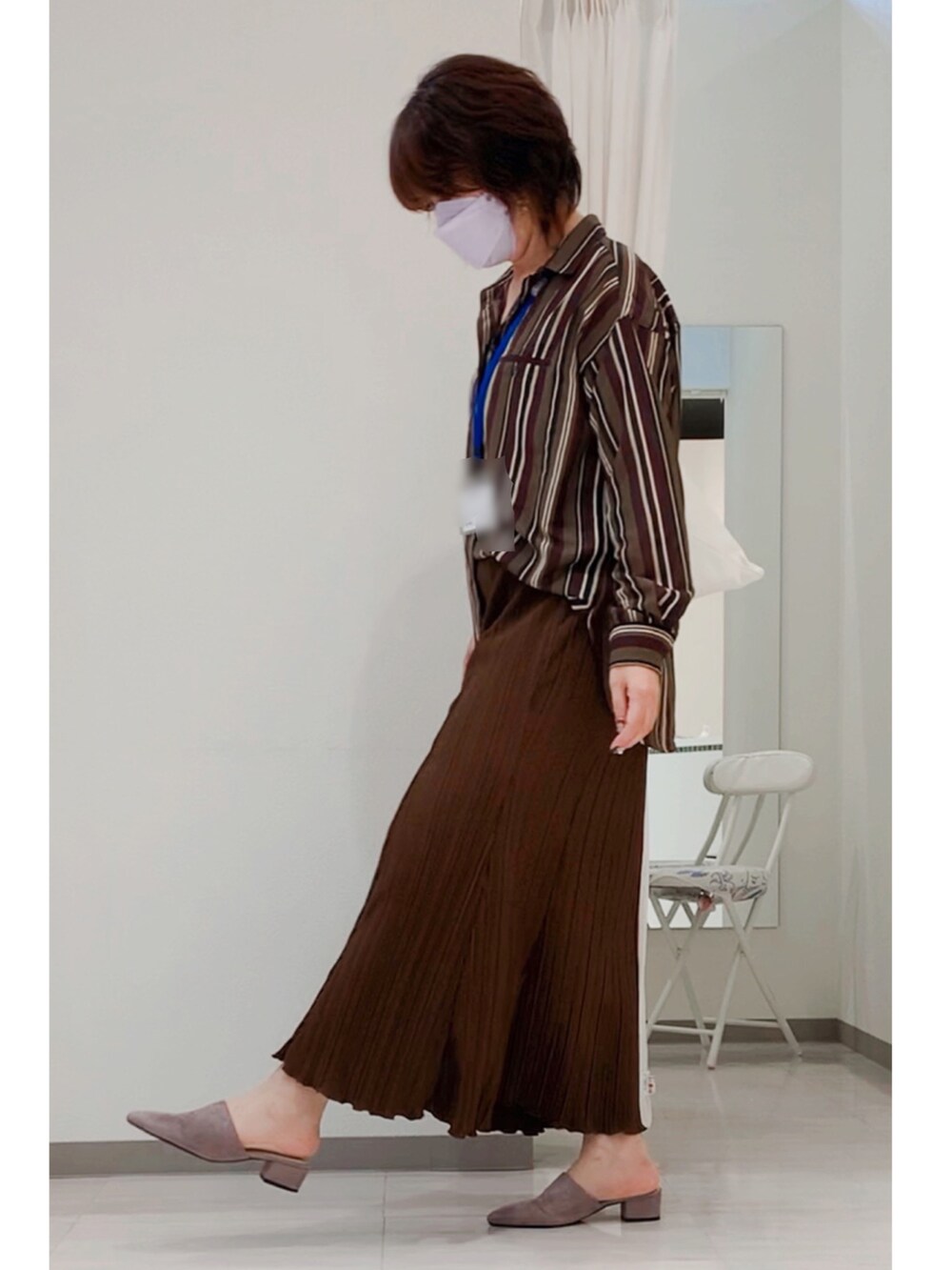 「ブラウン、ストライプシャツ、ミュール、紫、秋コーデ、アパレル店員、大人女子、アダルトおカワたん部、アラカン、大人コーデ、プリーツスカート、トライアングルトート、秋服準備はじめました」｜「AZUL by moussyのBACK OPEN PUMPS/バックオープンパンプス（サンダル、パープル系）」を使った、hito さん（レディース・164cm）の秋コーディネートの2枚目の写真