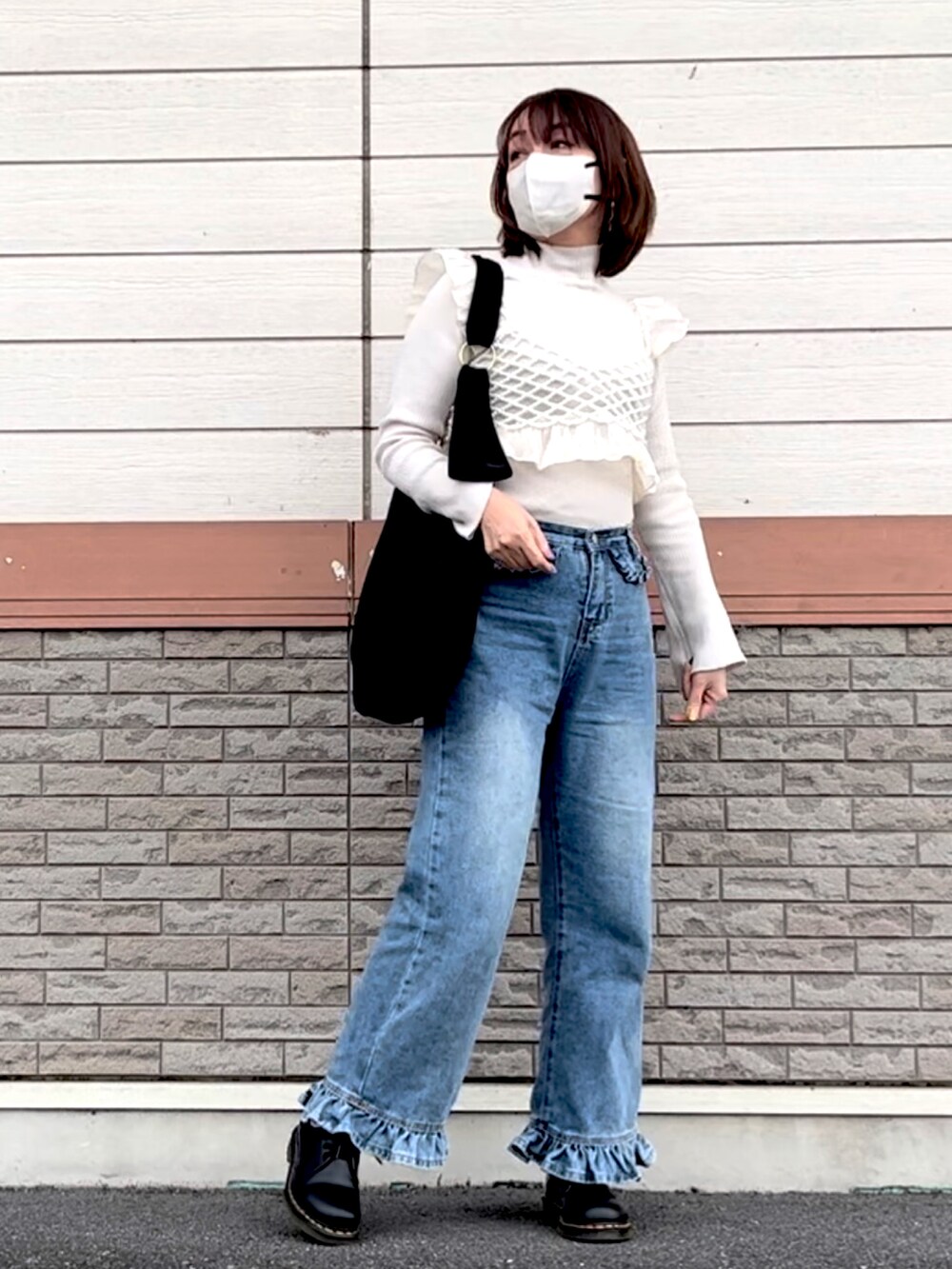 ホワイト系のその他トップス、ブルー系のデニムパンツ、ブラック系のドレスシューズを着用したレディースの秋コーディネートの2枚目の写真