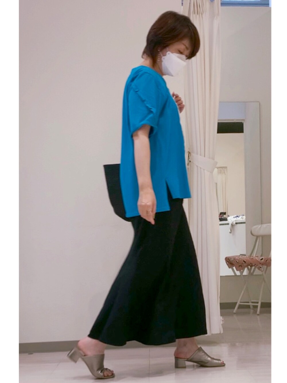 その他のサンダル、ブラック系のスカート、ブルー系のTシャツ/カットソーを着用したレディースの春コーディネートの2枚目の写真