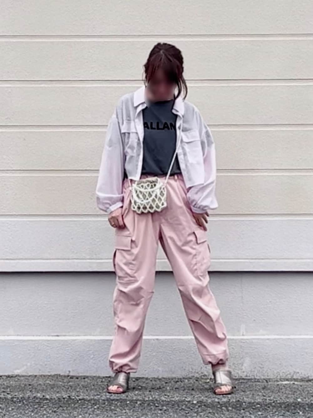 ピンク系のカーゴパンツ、ピンク系のシャツ/ブラウス、グレー系のTシャツ/カットソーを着用したレディースの春コーディネートの2枚目の写真