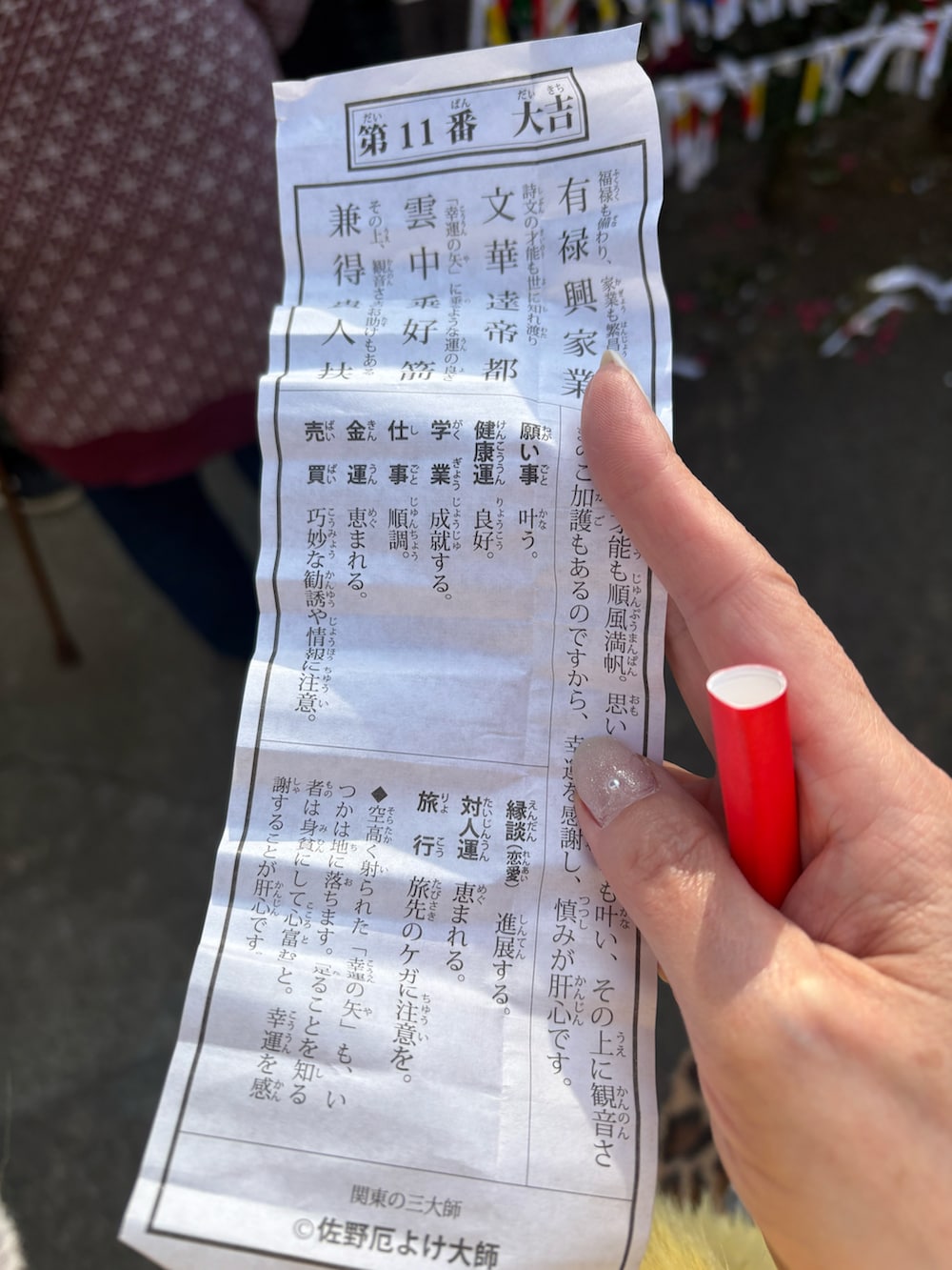 イエロー系のノーカラージャケット、ブラウン系のショルダーバッグ、ブラウン系のブーツを着用したレディースの冬コーディネートの5枚目の写真