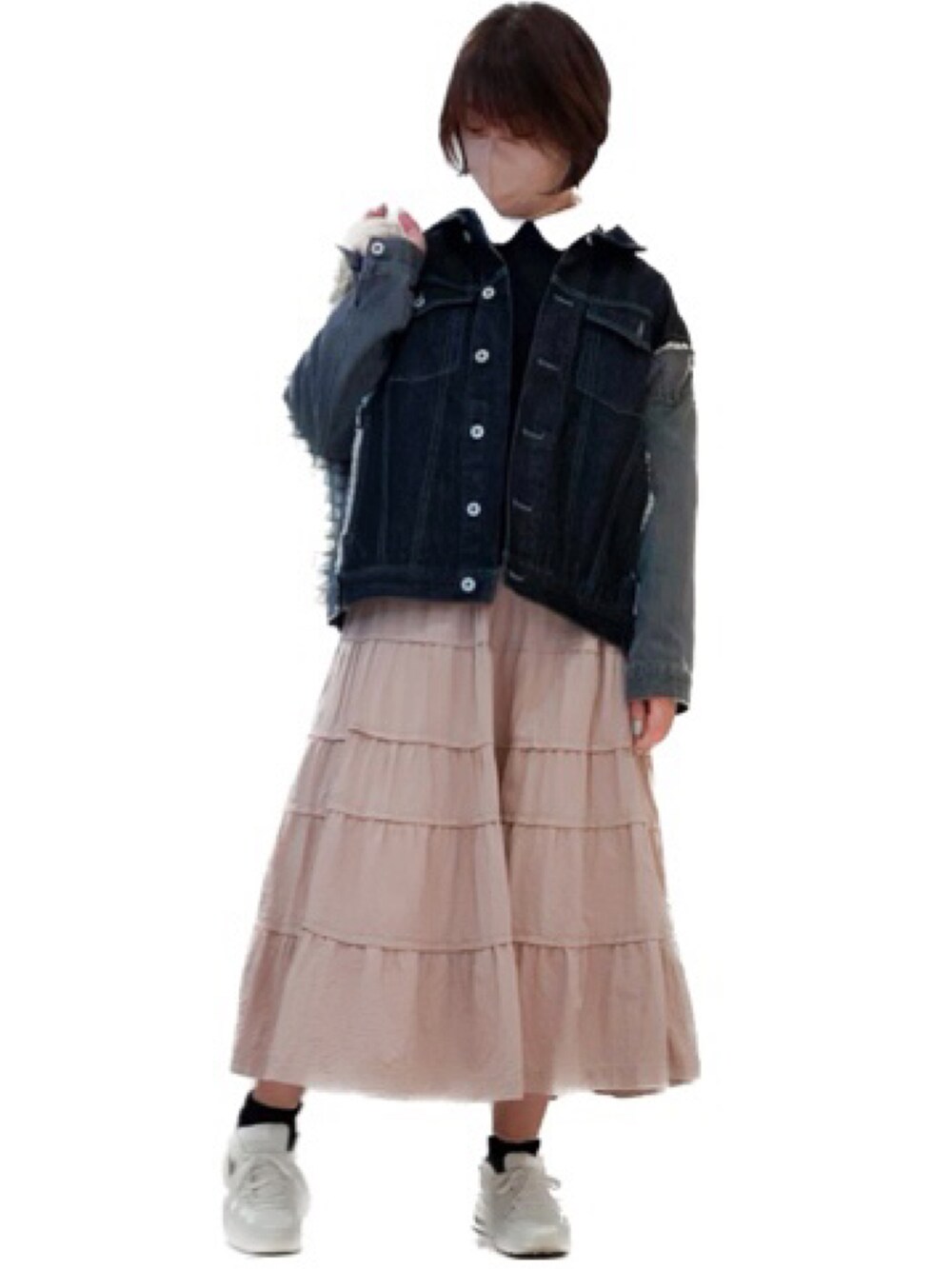 ホワイト系のスニーカー、ブラック系のデニムジャケット、ホワイト系のトートバッグを着用したレディースの春コーディネートの2枚目の写真