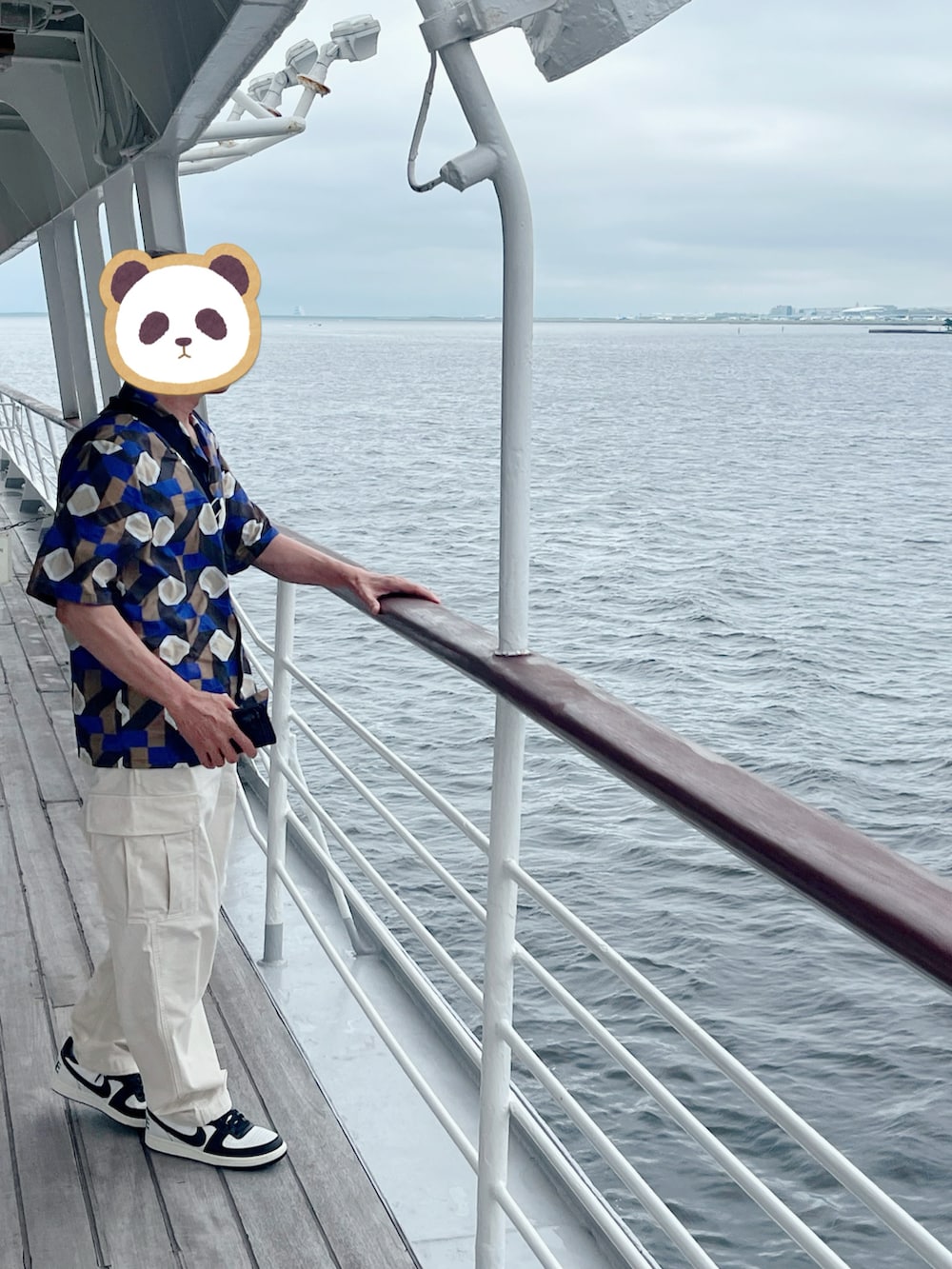 ホワイト系のシャツ/ブラウス、その他のスカート、ブラック系のサンダルを着用したレディースの夏コーディネートの5枚目の写真