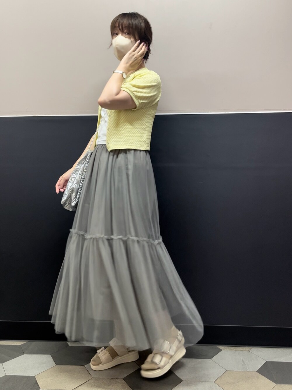 ホワイト系のサンダル、グレー系のスカート、イエロー系のシャツ/ブラウスを着用したレディースの秋コーディネートの2枚目の写真
