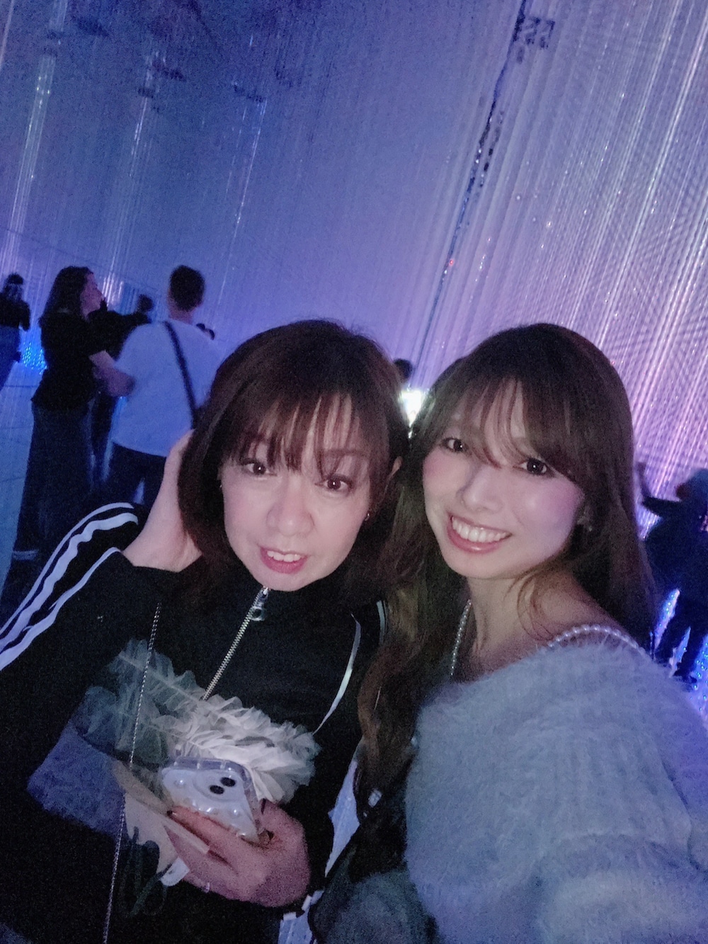 ベージュ系のキャミソール、グレー系のスカートを着用したレディースの春コーディネートの2枚目の写真