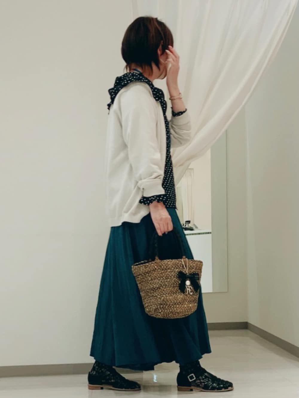 ブルー系のパンツ、ブラック系のサンダル、ブラック系のシャツ/ブラウスを着用したレディースの春コーディネートの2枚目の写真