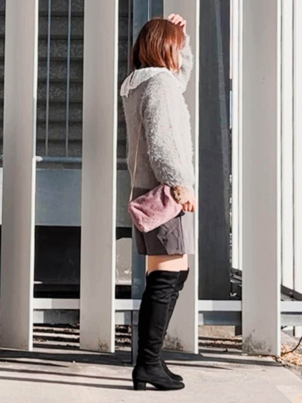 グレー系のカーディガン/ボレロ、ホワイト系のシャツ/ブラウス、グレー系のその他パンツを着用したレディースの冬コーディネートの2枚目の写真