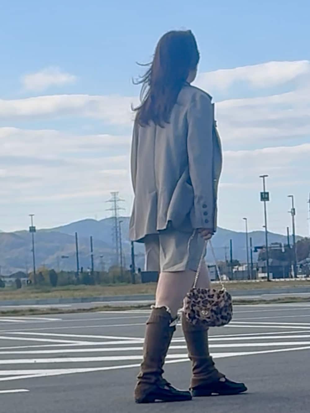 ベージュ系のテーラードジャケット、ブラック系のローファー、その他のショルダーバッグを着用したレディースの秋コーディネートの2枚目の写真