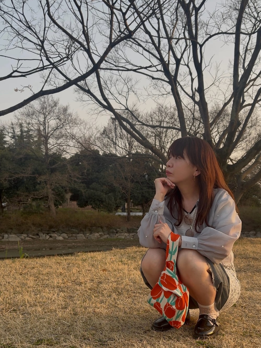 ホワイト系のシャツ/ブラウス、ブルー系のシャツ/ブラウス、ブルー系のデニムパンツを着用したレディースの春コーディネートの2枚目の写真