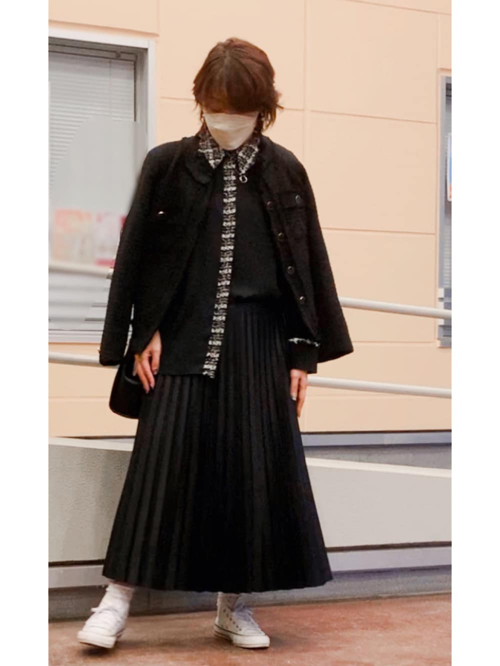 ブラック系のシャツ/ブラウス、ブラック系のその他アウター、ブラック系のスカートを着用したレディースの秋コーディネートの3枚目の写真