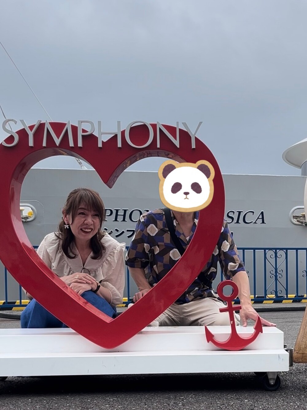 ホワイト系のシャツ/ブラウス、その他のスカート、ブラック系のサンダルを着用したレディースの夏コーディネートの4枚目の写真