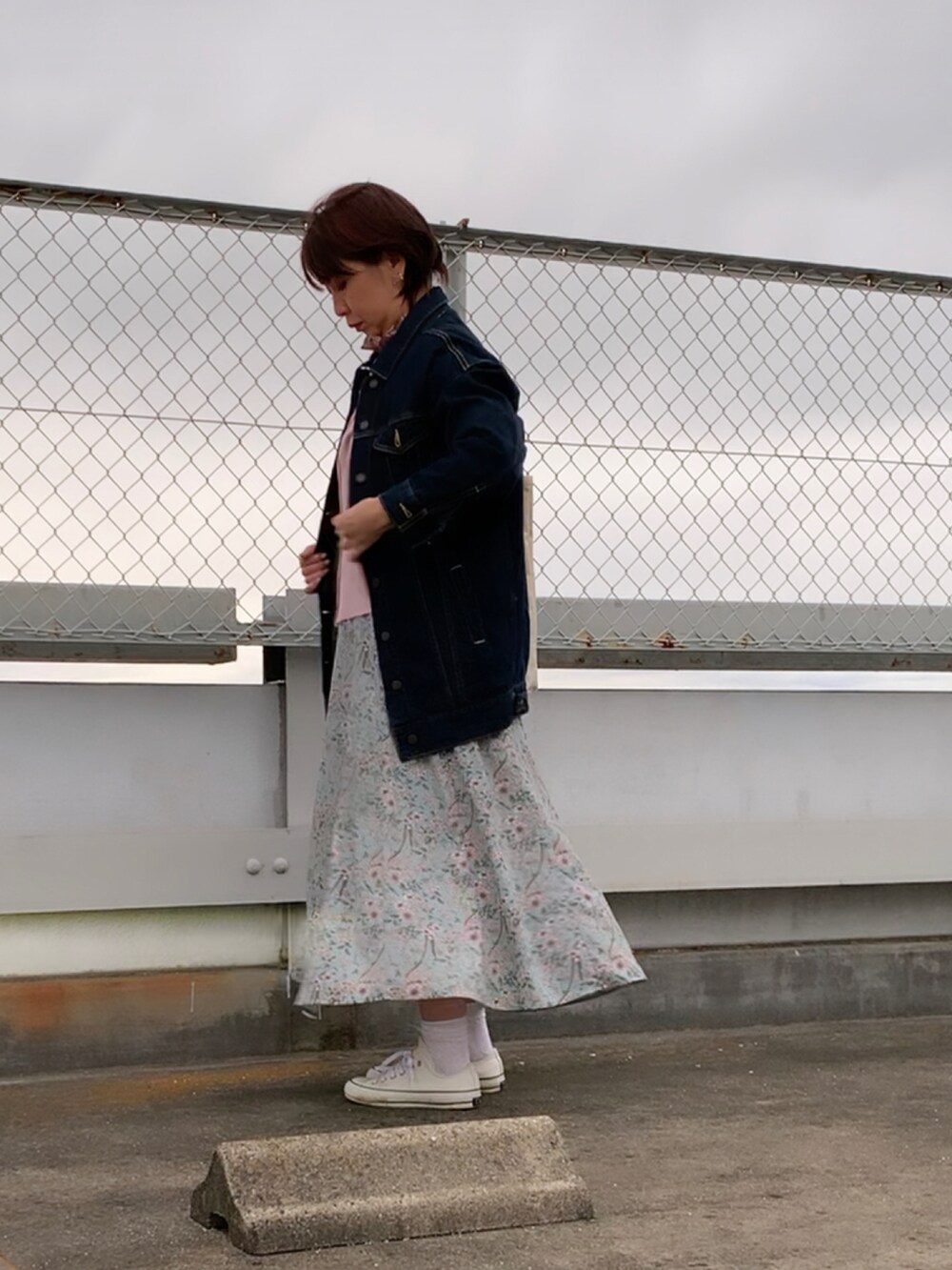 ホワイト系のスニーカー、ブルー系のスカート、ホワイト系のトートバッグを着用したレディースの春コーディネートの2枚目の写真