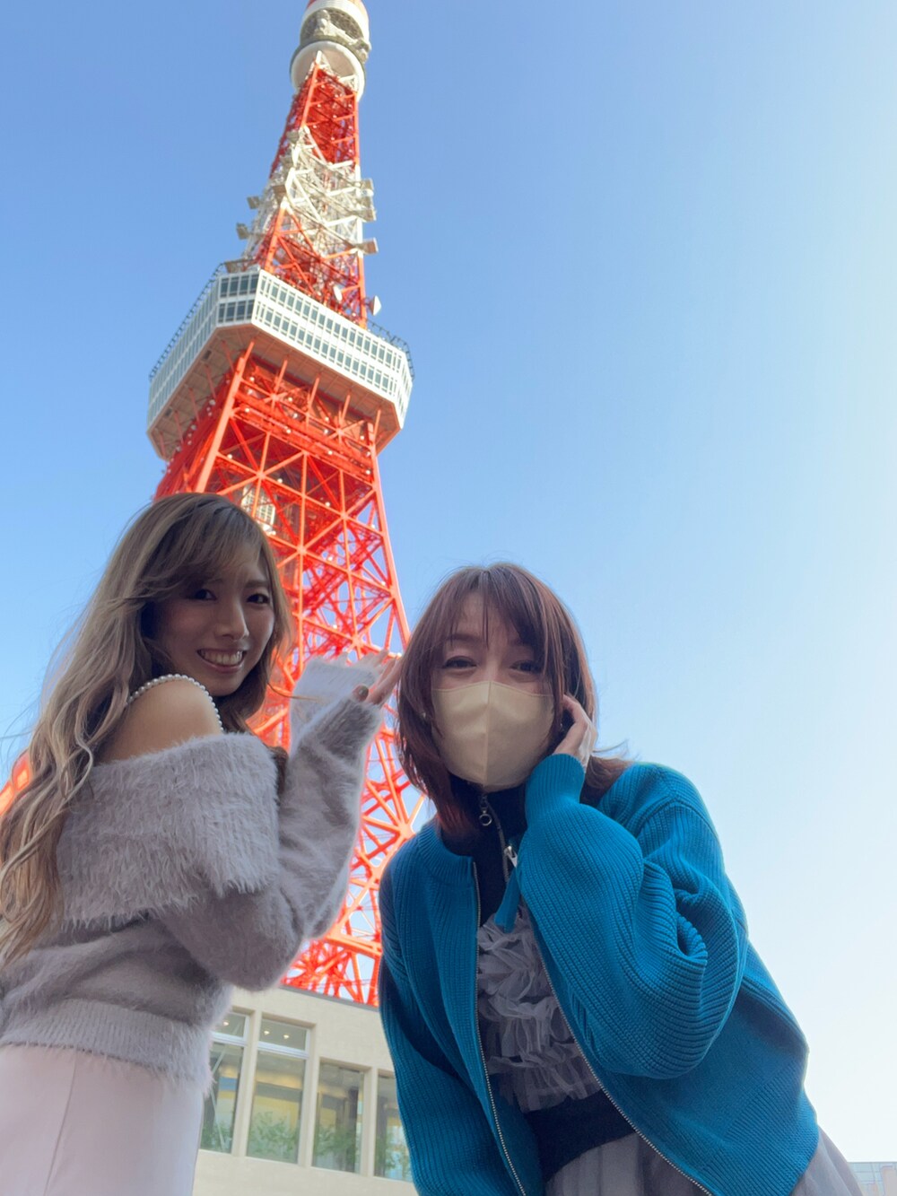 ブルー系のカーディガン/ボレロを着用したレディースの春コーディネートの2枚目の写真