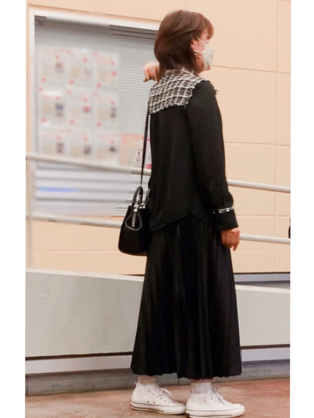 ブラック系のシャツ/ブラウス、ブラック系のその他アウター、ブラック系のスカートを着用したレディースの秋コーディネートの2枚目の写真