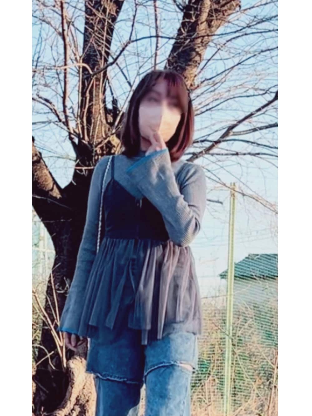 「大人カジュアル、大人女子、アラカン、いくつになっても可愛い物が好き、デニムパンツ、チュールビスチェ、グレー、チェーンバッグ、アダルトおカワたん部、エアーマックス、ファーバッグ、レイヤード、ニット」|「しまむらのアイテム(デニムパンツ、ブルー系)」を使った、hito さん(レディース・164cm)の冬コーディネートの2枚目の写真
