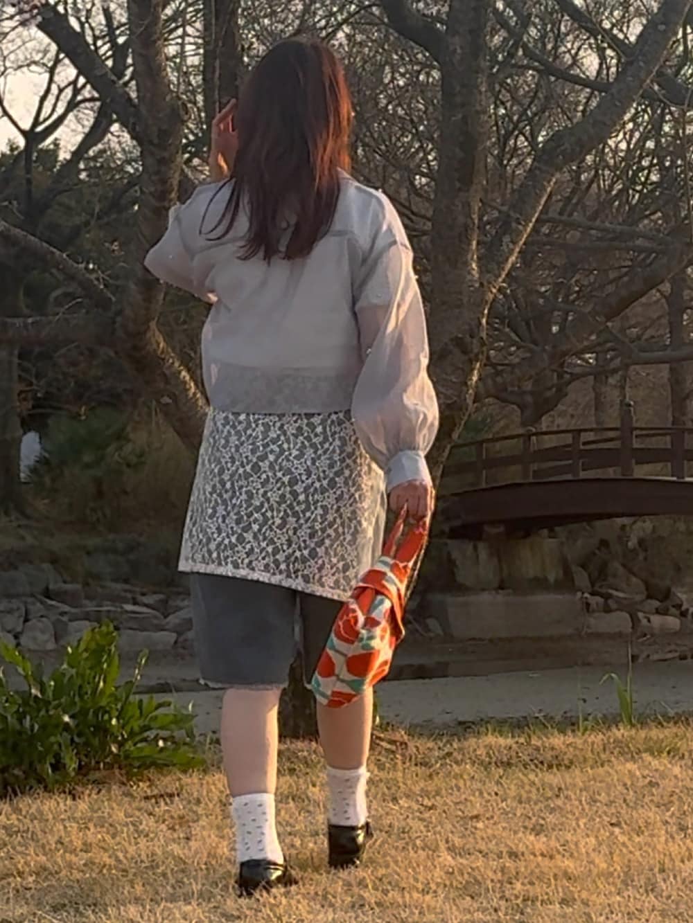 ホワイト系のシャツ/ブラウス、ブルー系のシャツ/ブラウス、ブルー系のデニムパンツを着用したレディースの春コーディネートの3枚目の写真