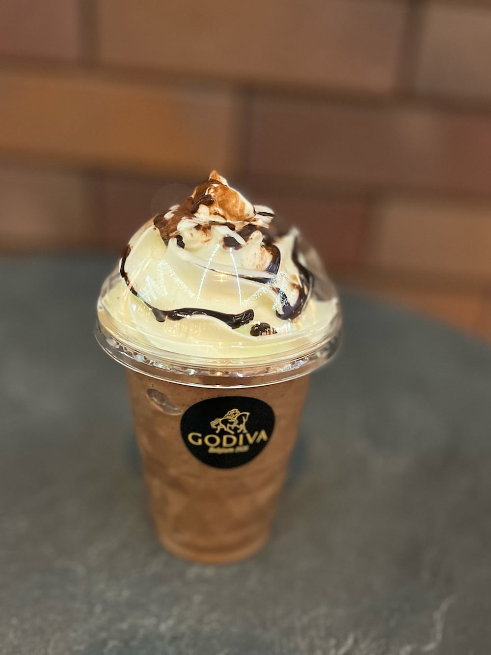 ピンク系のカーディガン/ボレロ、ブラック系のスカート、ホワイト系のショルダーバッグを着用したレディースの冬コーディネートの4枚目の写真