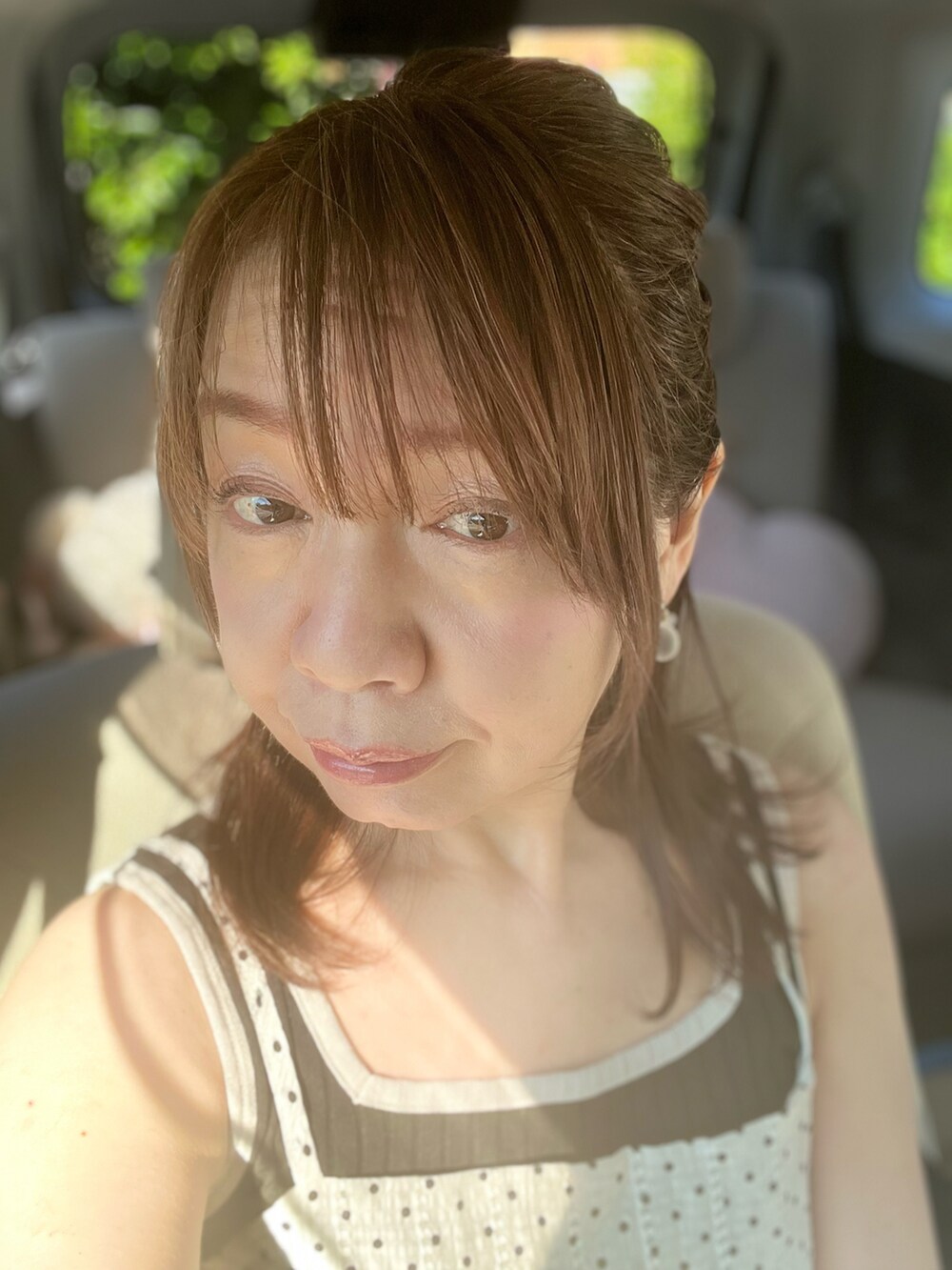 ホワイト系のキャミソール、ベージュ系のかごバッグ、グリーン系のサンダルを着用したレディースの夏コーディネートの4枚目の写真