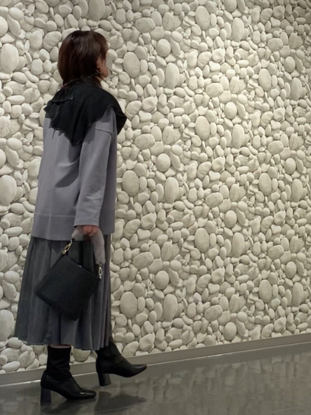 ブラック系のシャツ/ブラウス、ブラック系のブーツ、グレー系のカーディガン/ボレロを着用したレディースの秋コーディネートの3枚目の写真