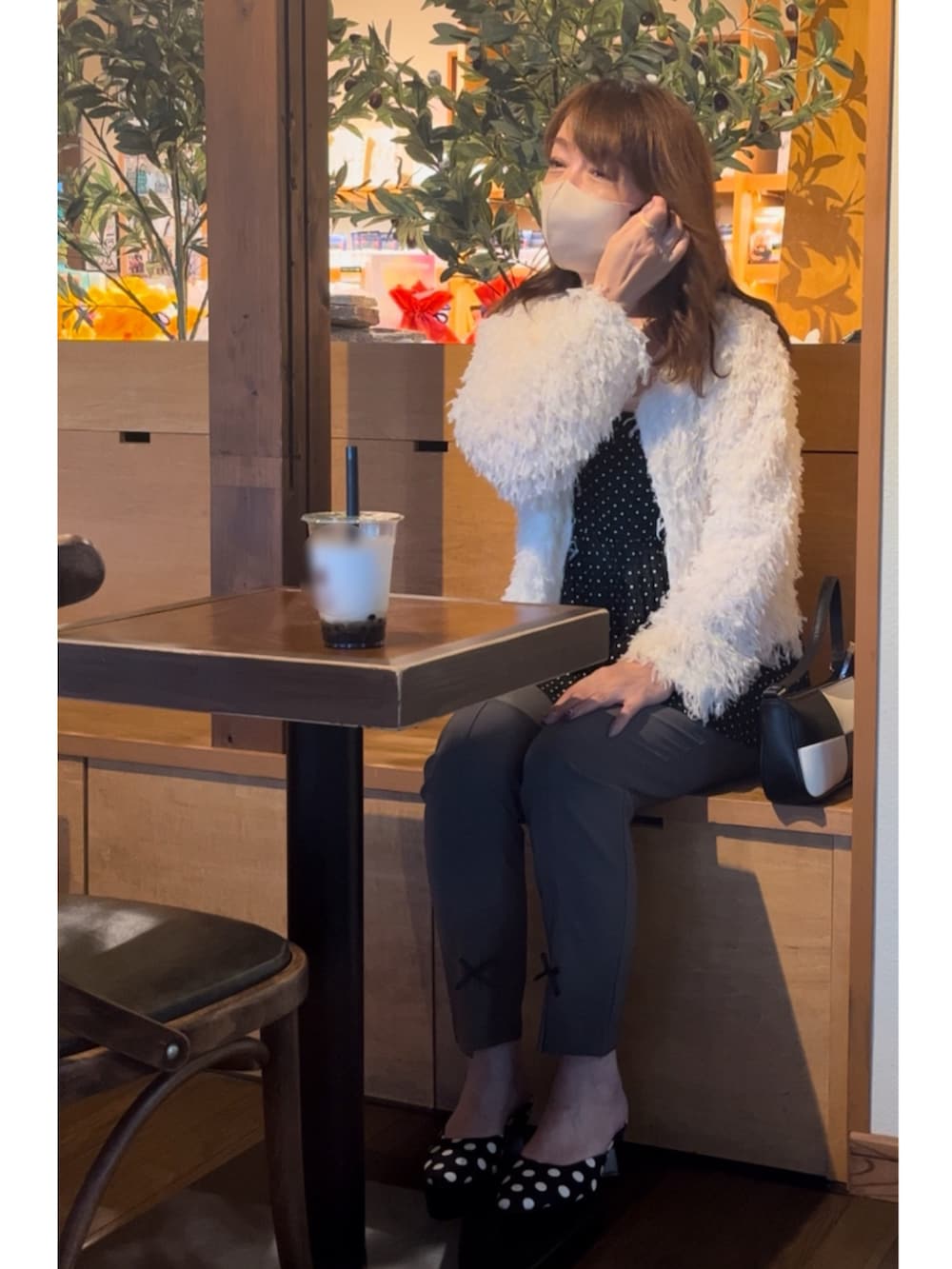 ホワイト系のキャミソール、グレー系のその他パンツ、ブラック系のサンダルを着用したレディースの秋コーディネートの2枚目の写真