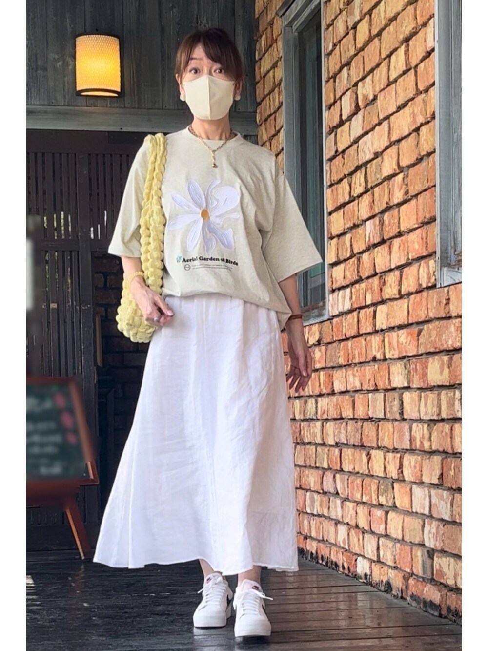 ホワイト系のスニーカー、その他のスカート、ホワイト系のTシャツ/カットソーを着用したレディースの夏コーディネートの3枚目の写真