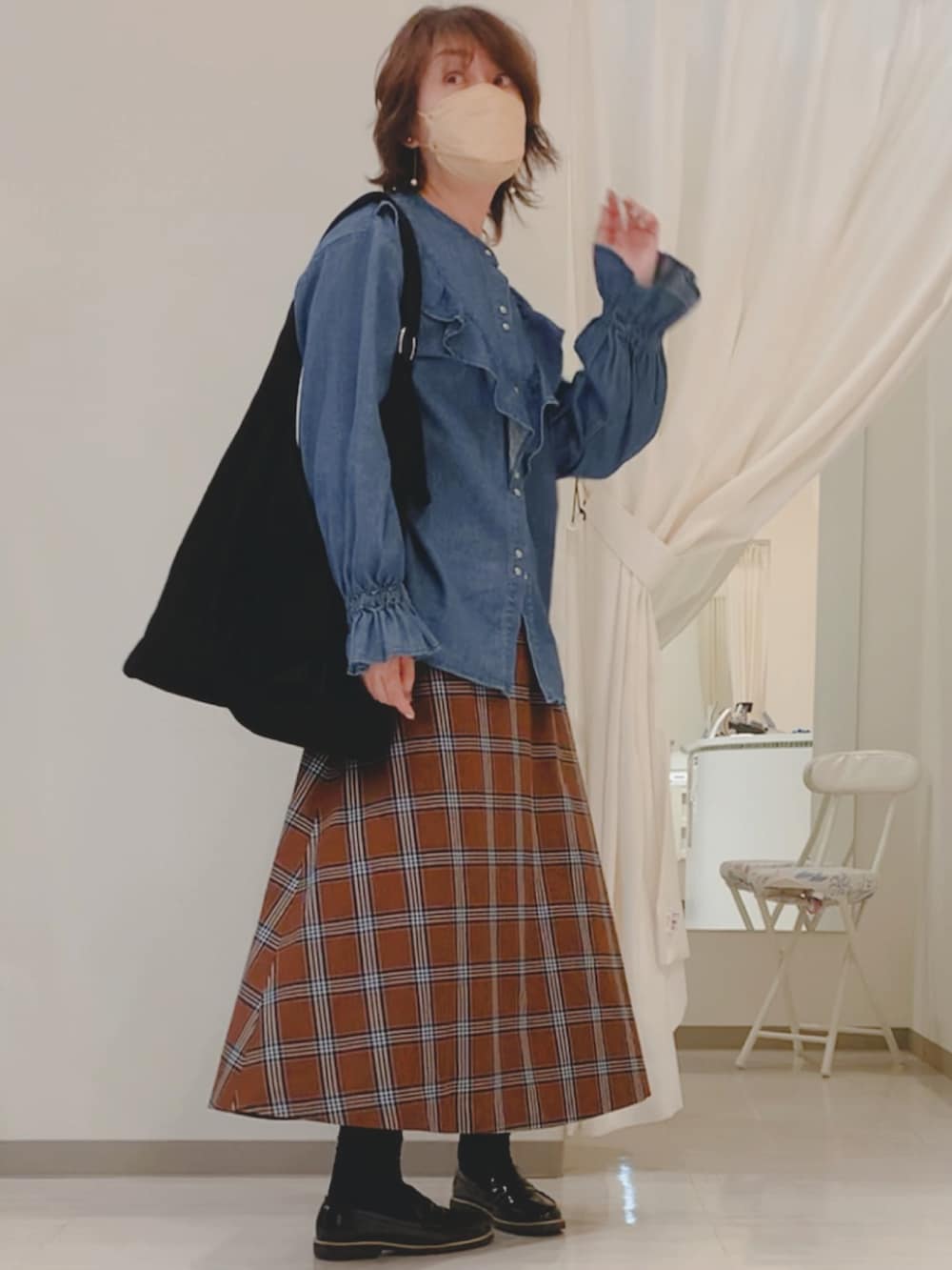 ブルー系のシャツ/ブラウス、ブラウン系のスカート、レッド系の腕時計を着用したレディースの秋コーディネートの2枚目の写真