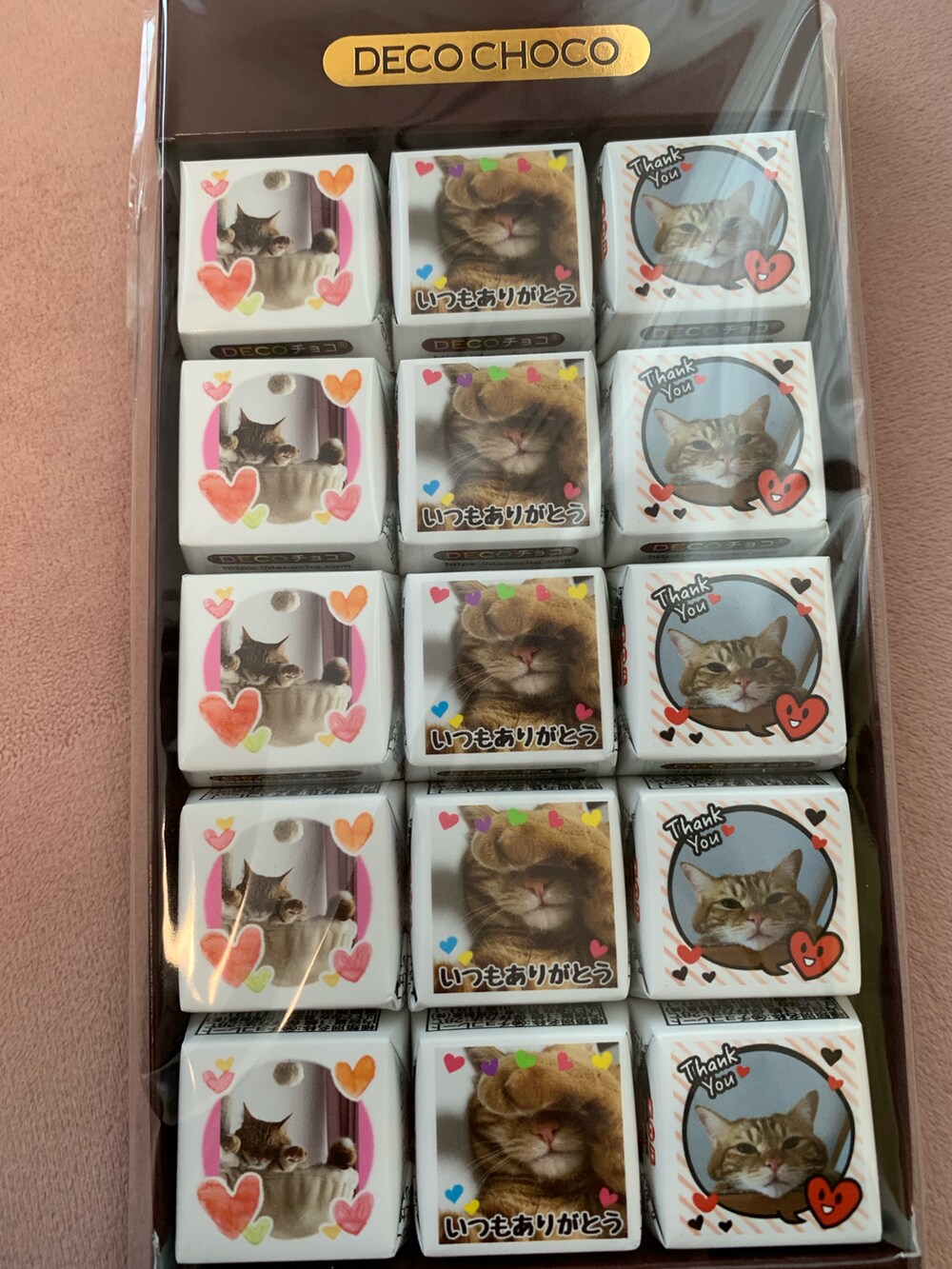 ブラウン系のマニキュア/ジェルネイルを着用したレディースの冬コーディネートの3枚目の写真