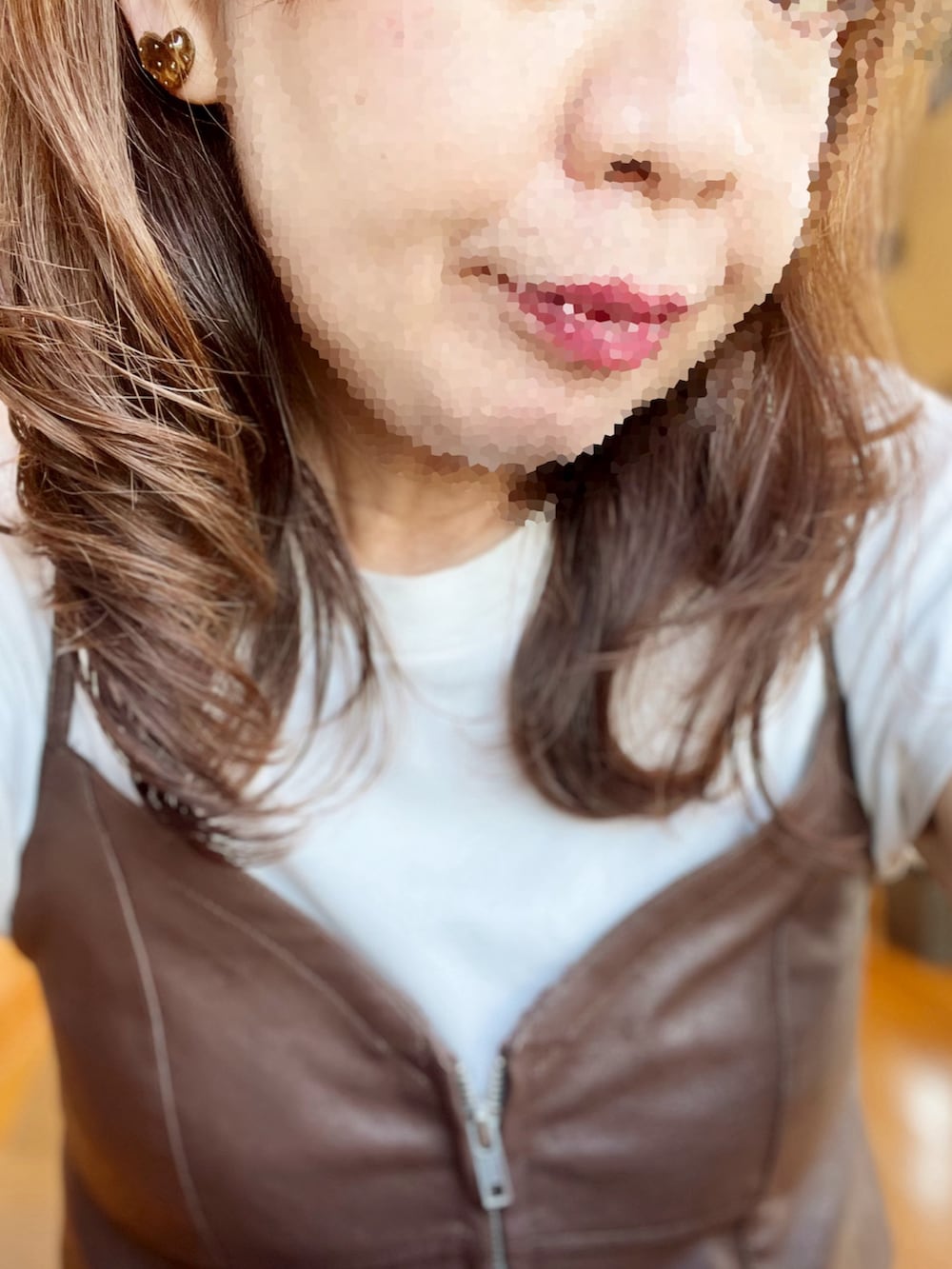 その他のキャミソール、ホワイト系のスカート、ブラウン系のサンダルを着用したレディースの秋コーディネートの3枚目の写真