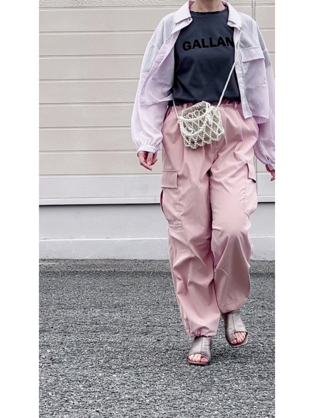 ピンク系のカーゴパンツ、ピンク系のシャツ/ブラウス、グレー系のTシャツ/カットソーを着用したレディースの春コーディネートの4枚目の写真