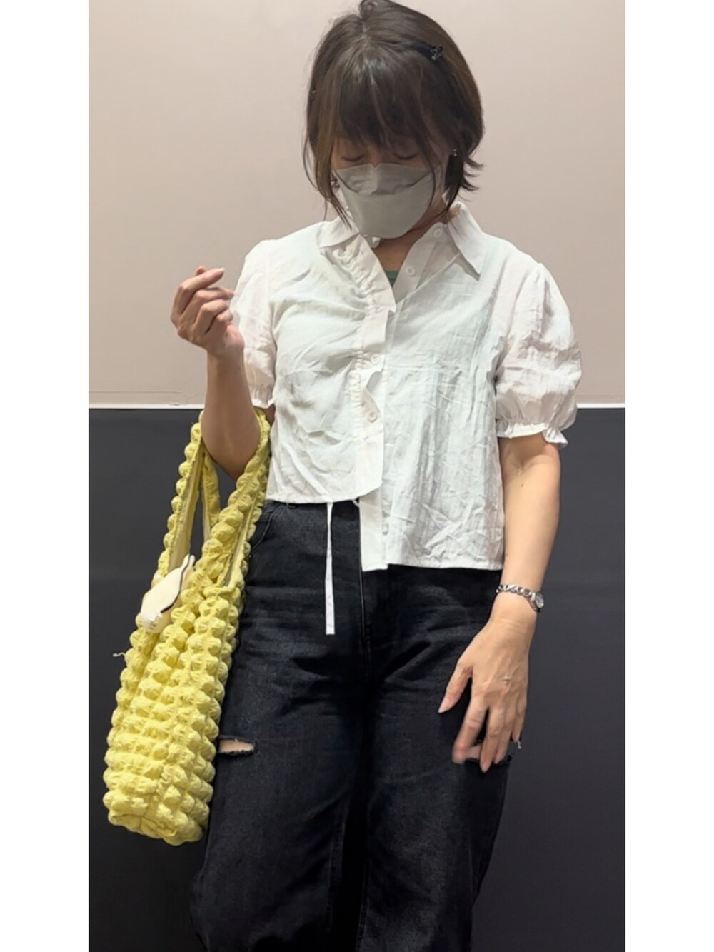 ブラック系のデニムパンツ、ホワイト系のシャツ/ブラウス、イエロー系のトートバッグを着用したレディースの秋コーディネートの2枚目の写真