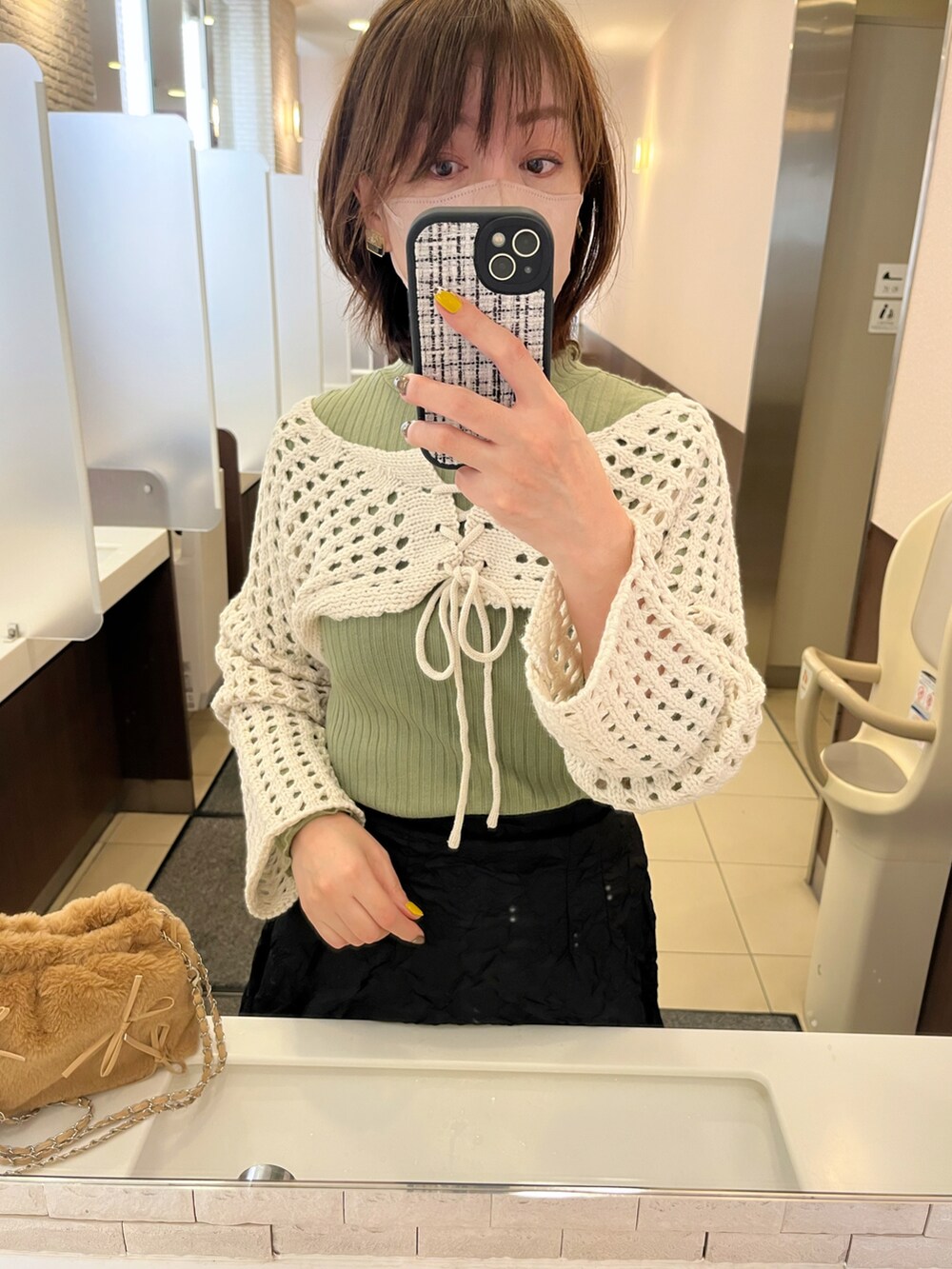 ホワイト系のスニーカー、ベージュ系のその他トップス、ブラウン系のショルダーバッグを着用したレディースの秋コーディネートの2枚目の写真