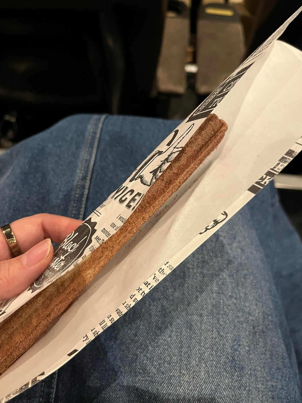 オレンジ系のトートバッグ、ブルー系のデニムスカート、グレー系のTシャツ/カットソーを着用したレディースの春コーディネートの2枚目の写真