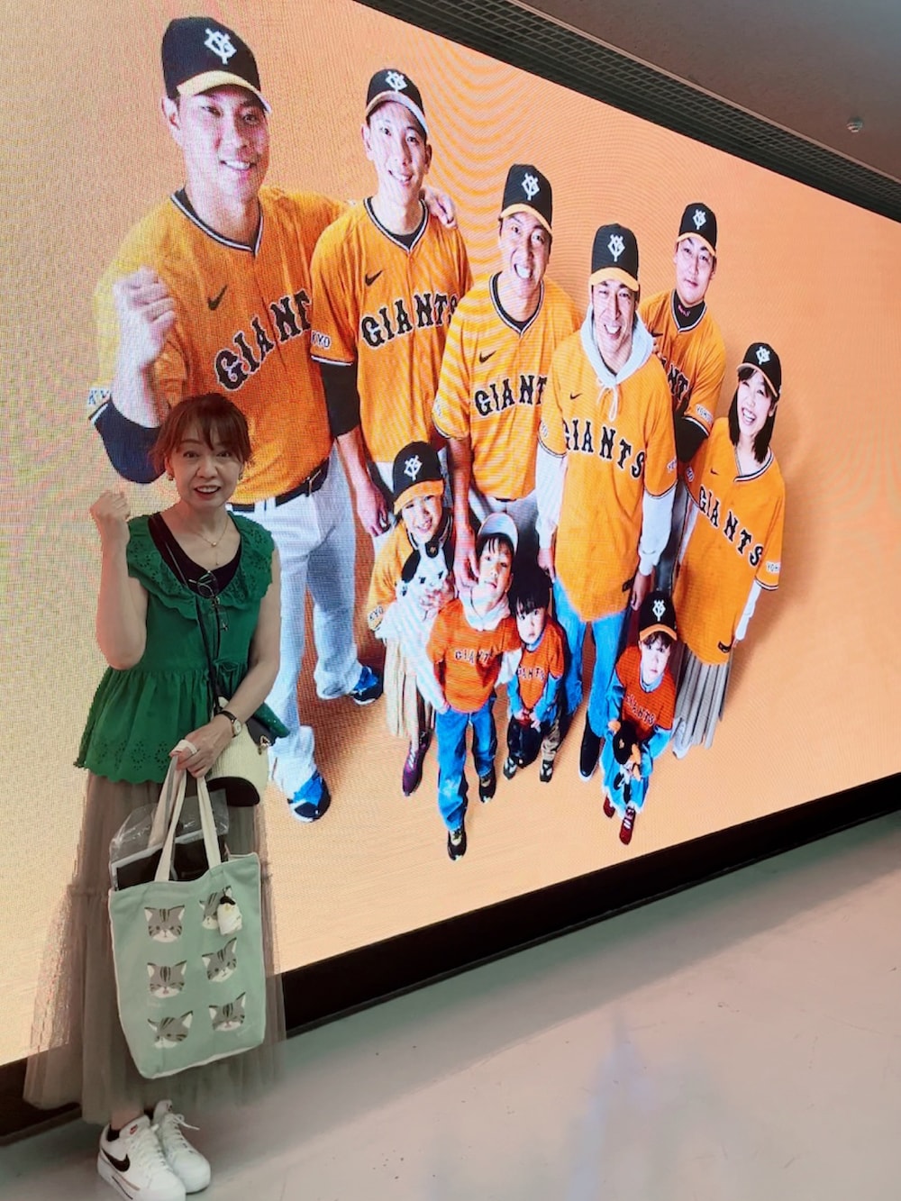 グリーン系のシャツ/ブラウス、ブラック系のタンクトップ、グレー系のスカートを着用したレディースの夏コーディネートの2枚目の写真