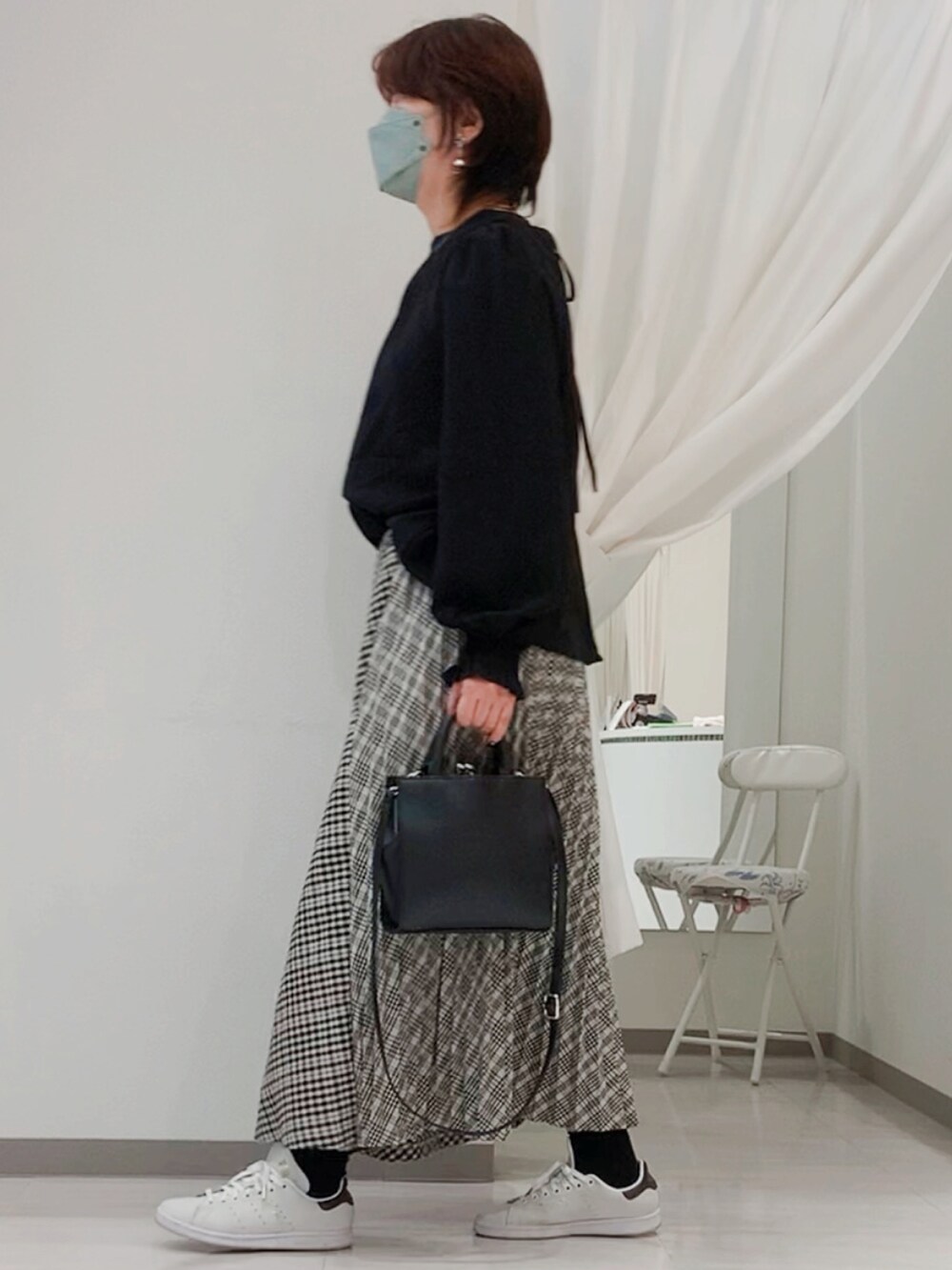ホワイト系のスニーカー、その他のスカート、ブラック系のショルダーバッグを着用したレディースの秋コーディネートの2枚目の写真