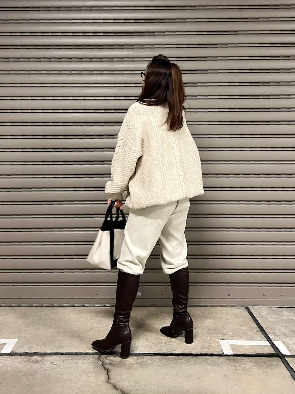 ブラウン系のブーツ、ベージュ系のその他パンツ、ホワイト系のニット/セーターを着用したレディースの秋コーディネートの2枚目の写真