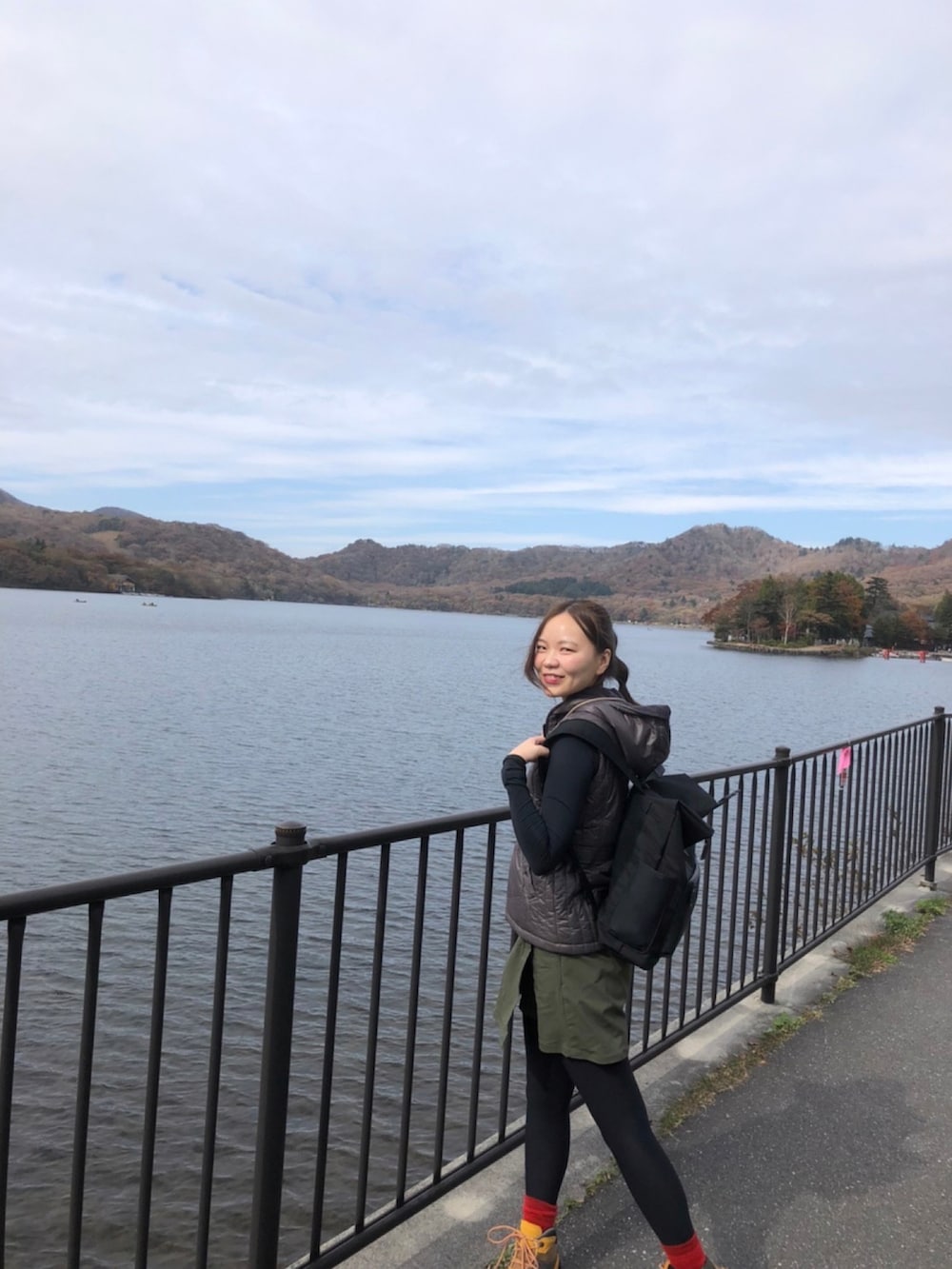 イエロー系のスニーカーを着用したレディースの秋コーディネートの2枚目の写真