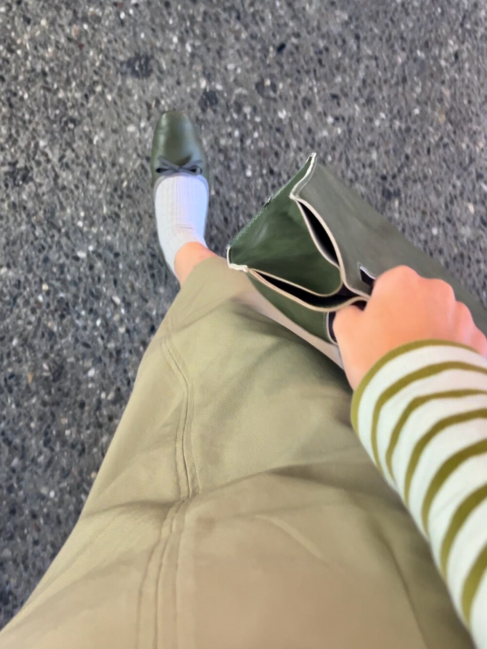 グリーン系のTシャツ/カットソー、ベージュ系のスカート、グリーン系のシューズを着用したレディースの秋コーディネートの2枚目の写真