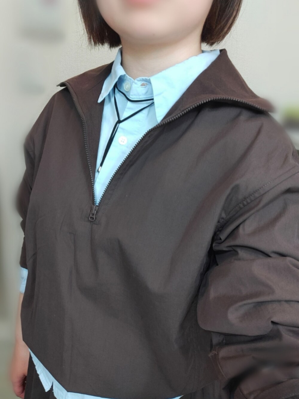 ブラック系のシューズ、ブラウン系のスカート、ブラウン系のバッグを着用したレディースの春コーディネートの2枚目の写真