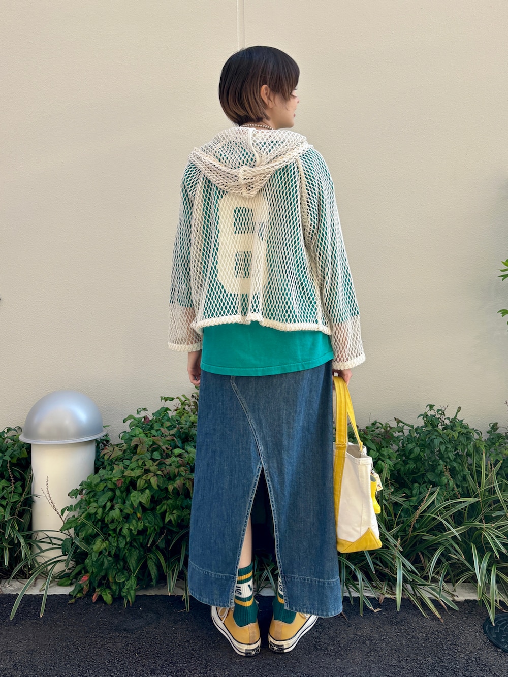 グリーン系のTシャツ/カットソー、ベージュ系のTシャツ/カットソー、ブルー系のスカートを着用したレディースの春コーディネートの2枚目の写真