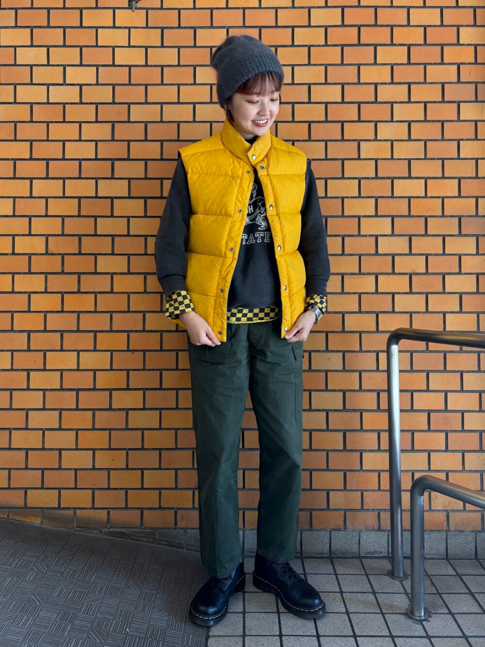 ブラック系のスウェット、ブラック系のTシャツ/カットソー、グリーン系のパンツを着用したレディースの秋コーディネートの2枚目の写真